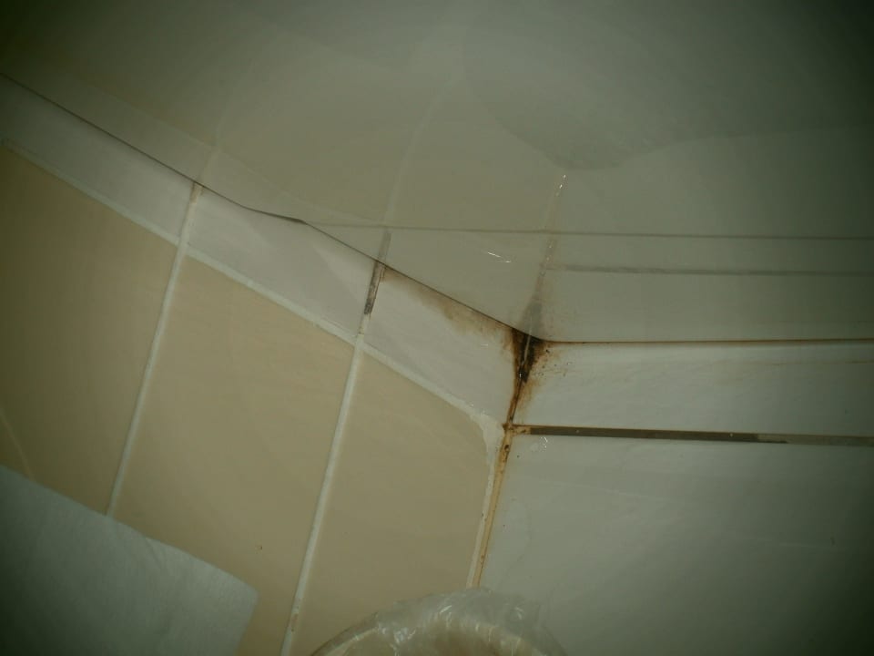 Schmutz auf dem Boden/Bad ecke Hotel Süral Resort