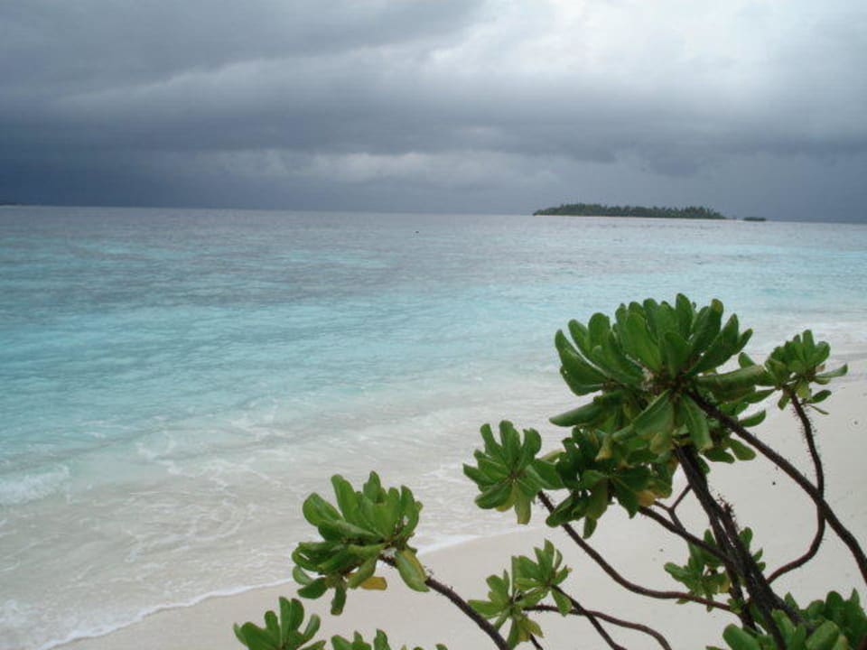 Blick zur unbewohnten Nachbarinsel NH Collection Maldives Reethi Resort