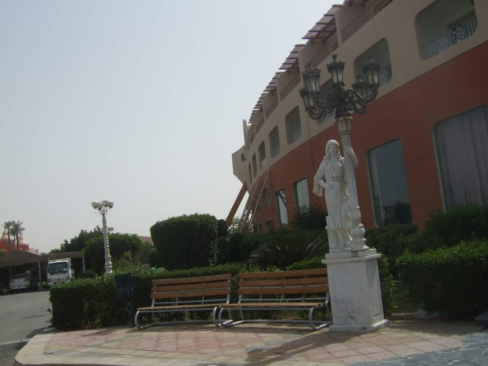 Linke Seite vor dem Hotel Titanic Resort & Aqua Park