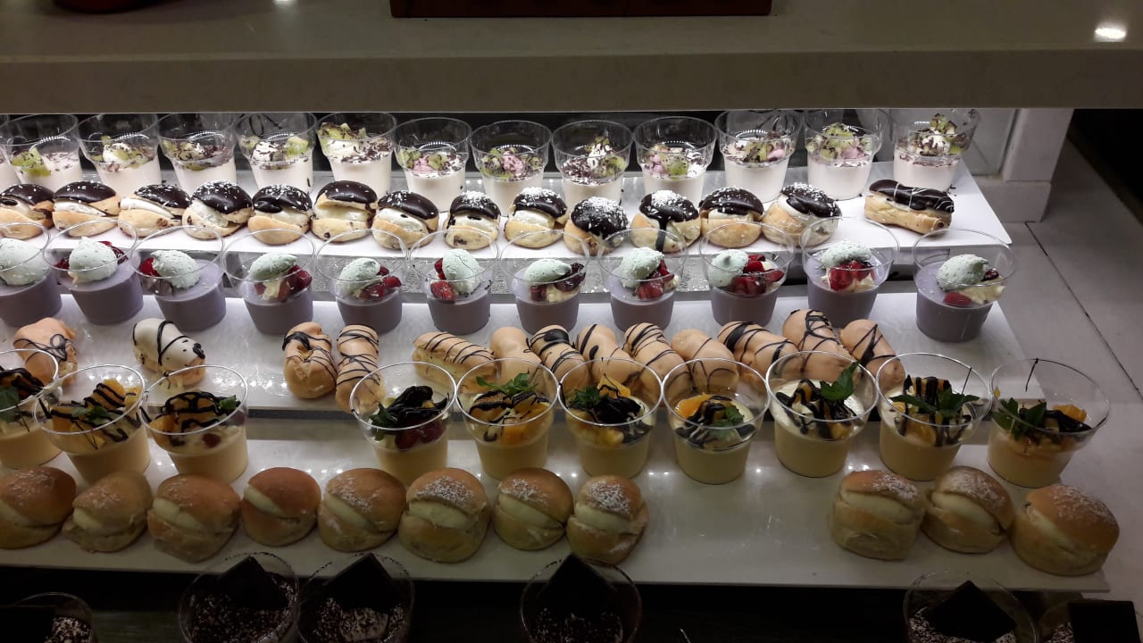 Süsses Abendbuffet Salamis Bay Conti Resort Hotel & Casino