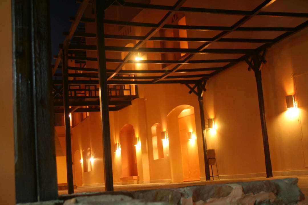 Ein Durchgang bei Nacht Steigenberger Coraya Beach - Adults only