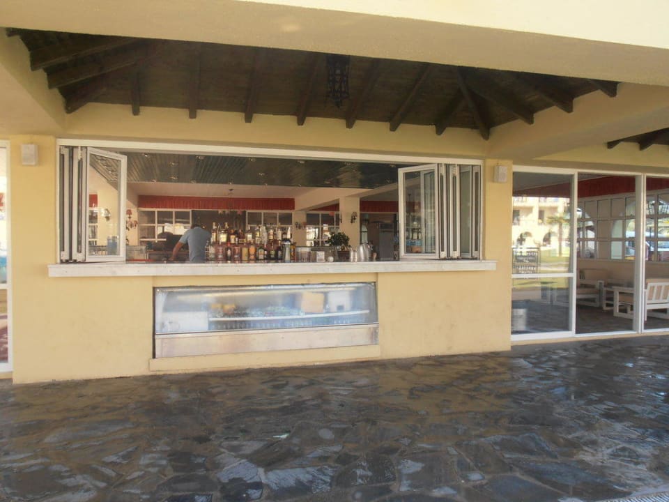 Bar przy basenie Mitsis Messonghi Beach Hotel