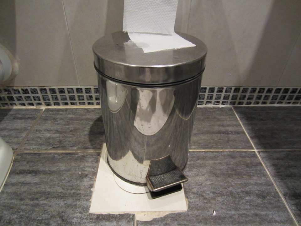 Solch ein Badeimer gab es in allen drei Zimmern Pickalbatros Alf Leila Wa Leila Resort - Neverland Hurghada