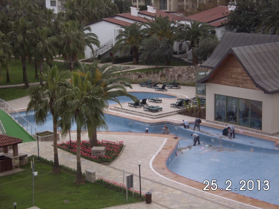 Blick auf Pool und Wellnessraum Arum Barut Collection