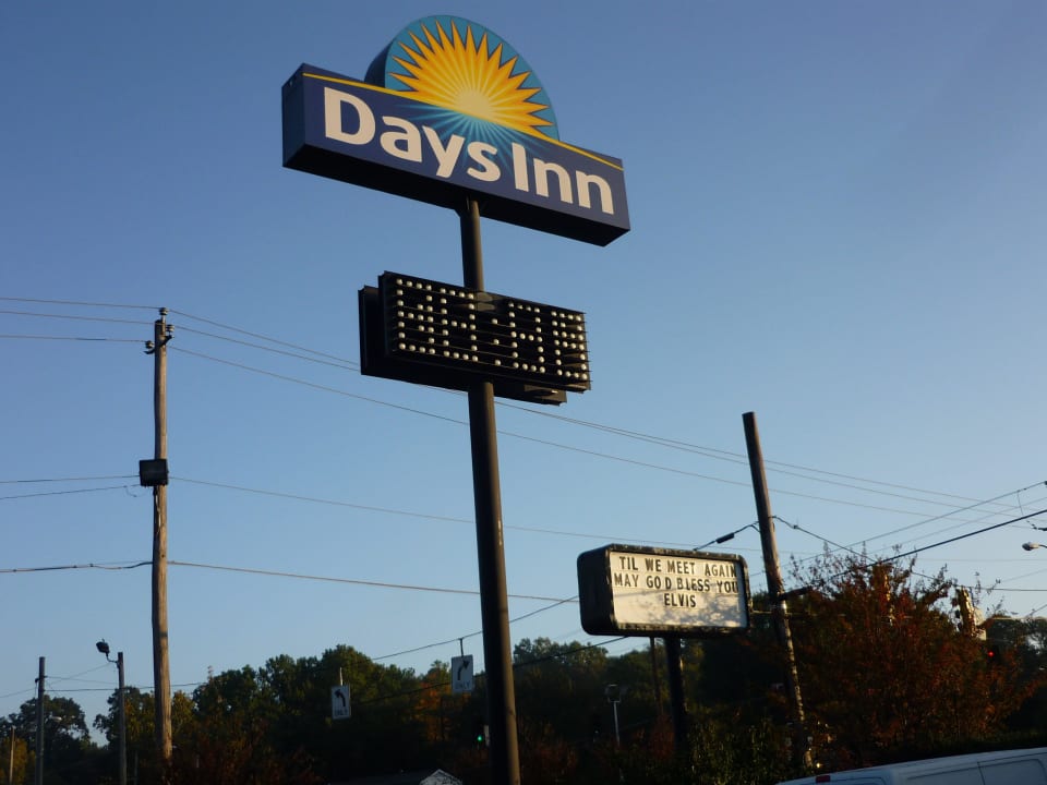 Das Schild  Hotel Days Inn Graceland Memphis
