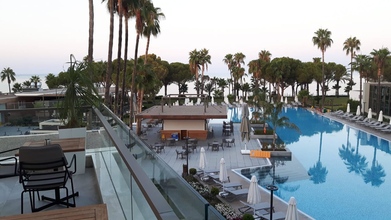 Pool mit Bar Acanthus Cennet Barut Collection