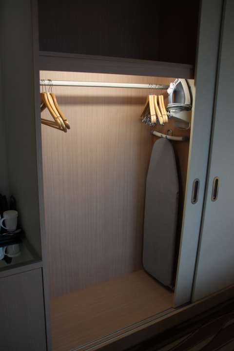 Bügeleisen usw. im Zimmer Hilton Frankfurt Airport