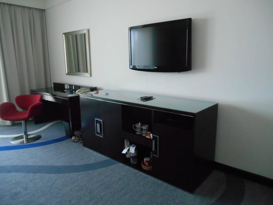 Komode und Fernseher Hotel Le Meridien Al Aqah Beach Resort