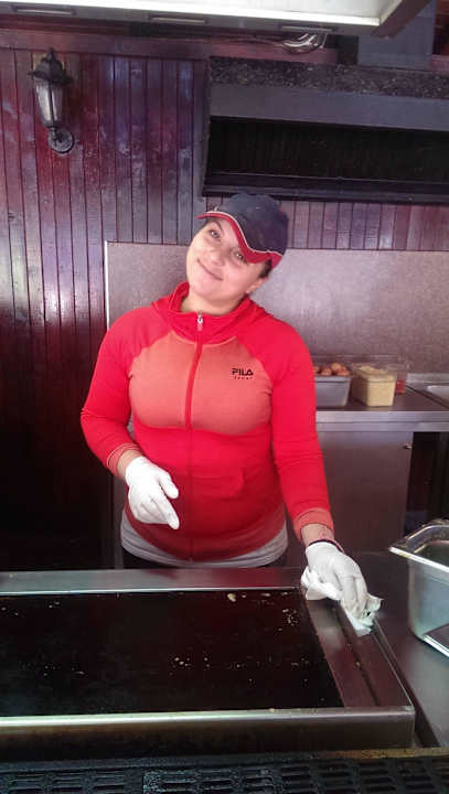 Köchin Lupa an der Snackbar HI Hotels Imperial Resort