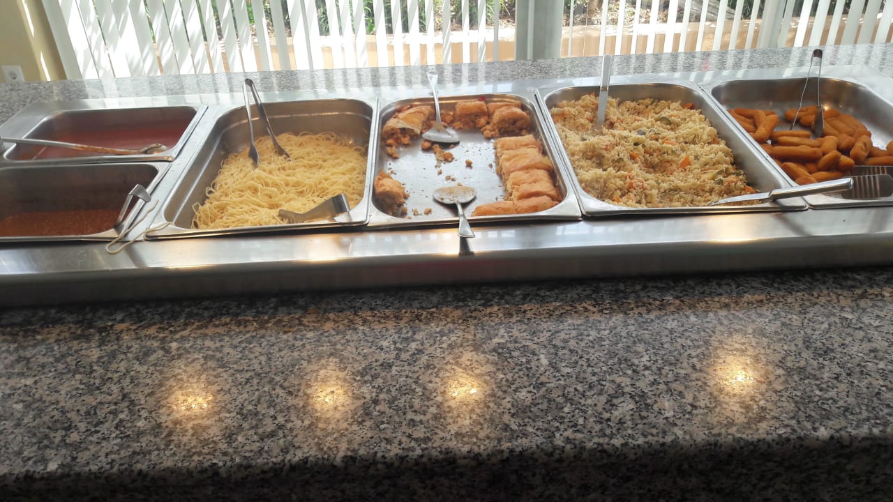 Mittagessen rechts Anissa Beach & Village