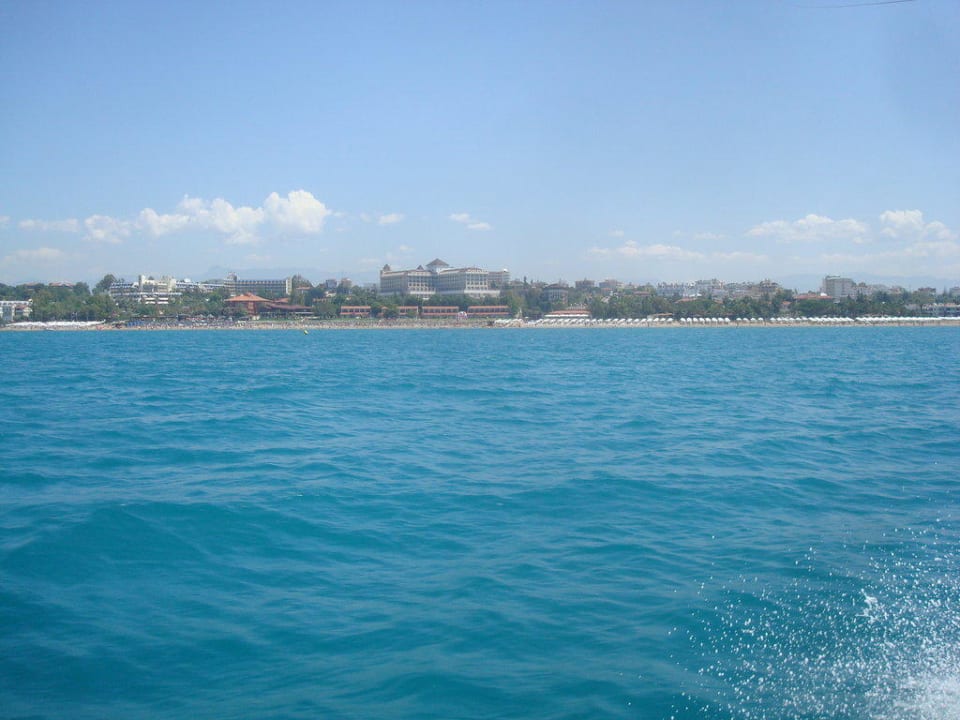 Blick vom Meer auf die Hotelanlage Horus Paradise Luxury Resort & Club