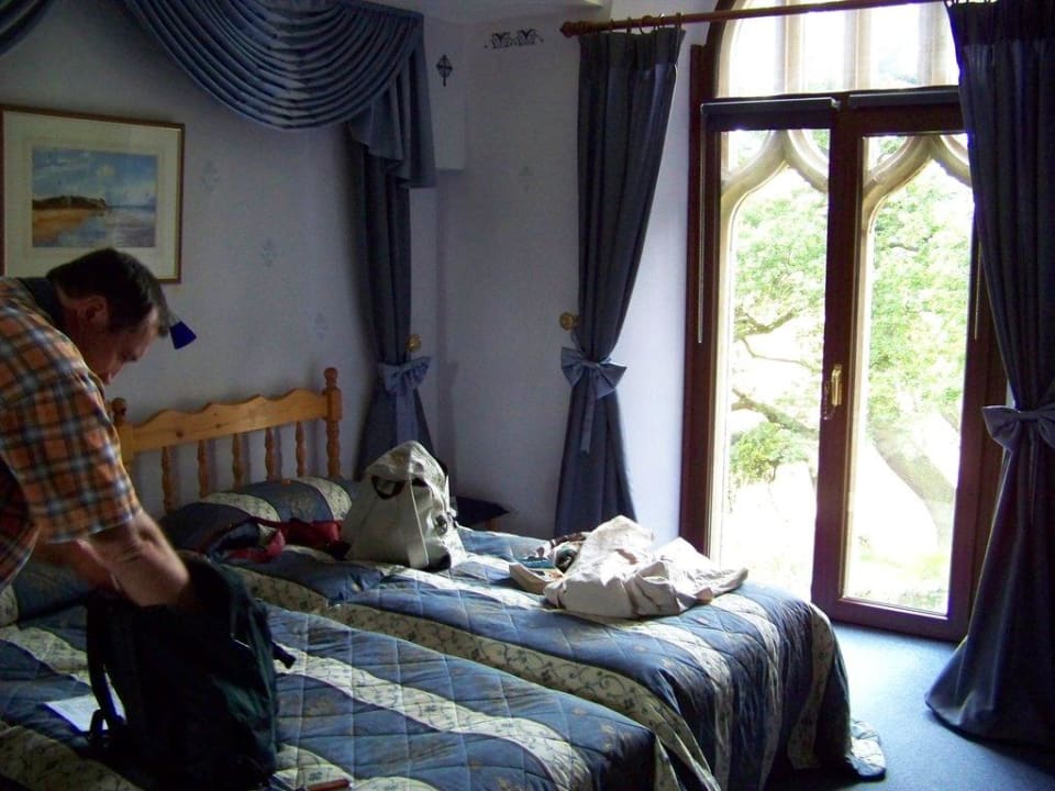 Zimmer mit Blick durchs Kirchenfenster The Old Church of Urquhart / Parrandier B&B