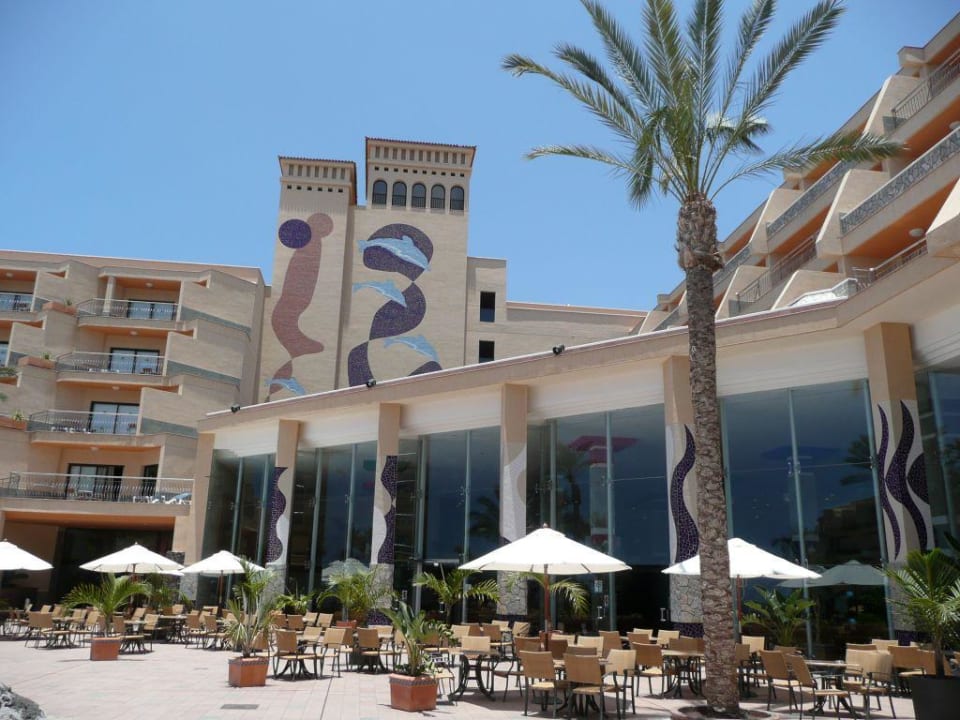 Außenterrasse mit Pay-Bar im Hintergrund Hotel Riu Buenavista