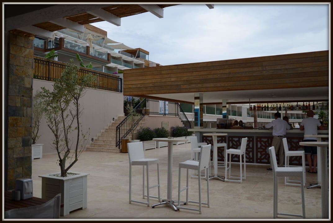Bar przy basenie Bellazure Hotel