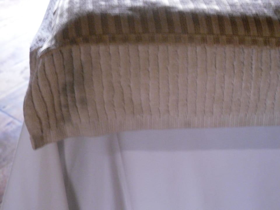 Schwarze Flecken von altem Öl an Massageliege Earl’s Reef Beruwala