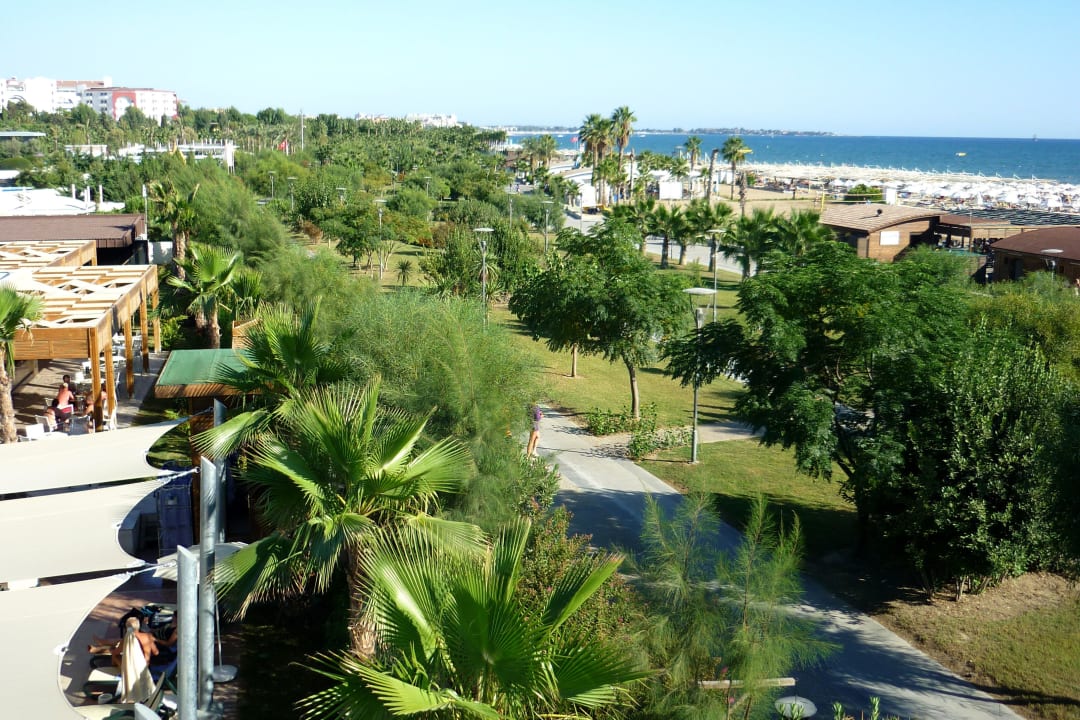 Promenade zwischen Hotel und Strand Sentido Trendy Verbena Beach
