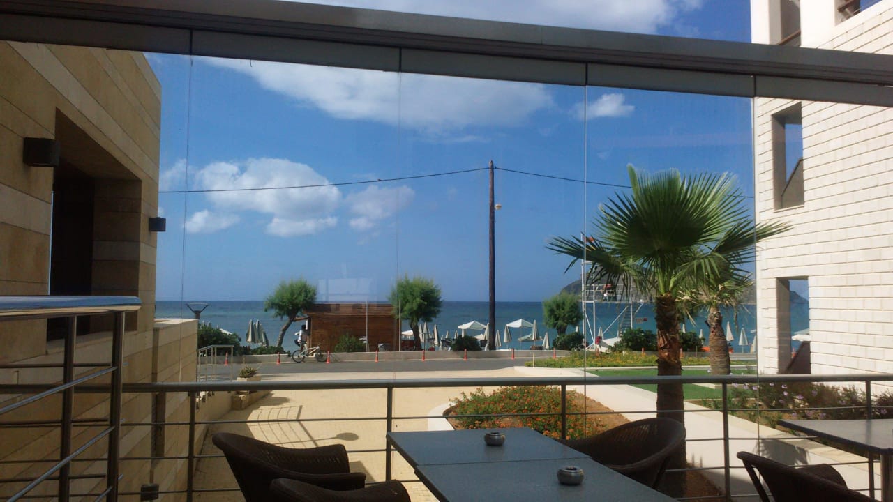 Przy barze  Porto Platanias Beach Resort & Spa