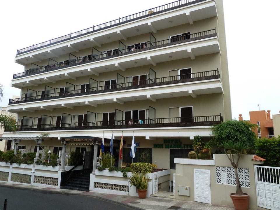 Ansicht des Haupthauses von der Straße Hotel Don Manolito