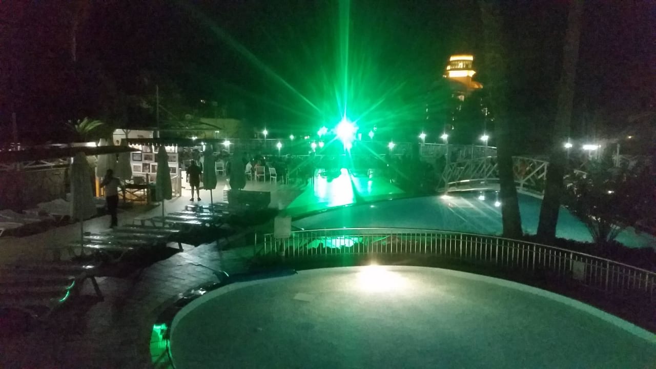 Oberer Pool bei Nacht Seaden Corolla Hotel
