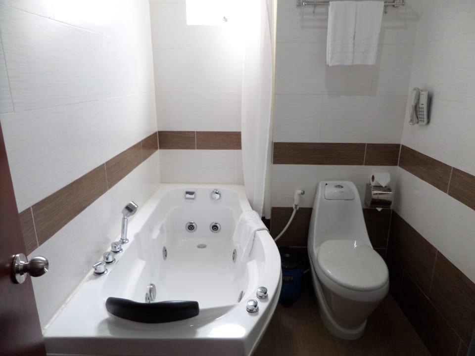 Tolles Badezimmer mit Whirlwanne Hotel Signature Saigon