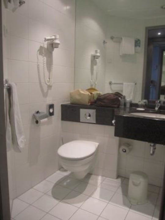 Kleines, aber ausreichendes Bad Mercure Hotel Hamburg Mitte