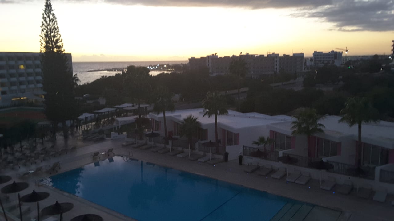 Ausblick Napa Mermaid Hotel & Suites