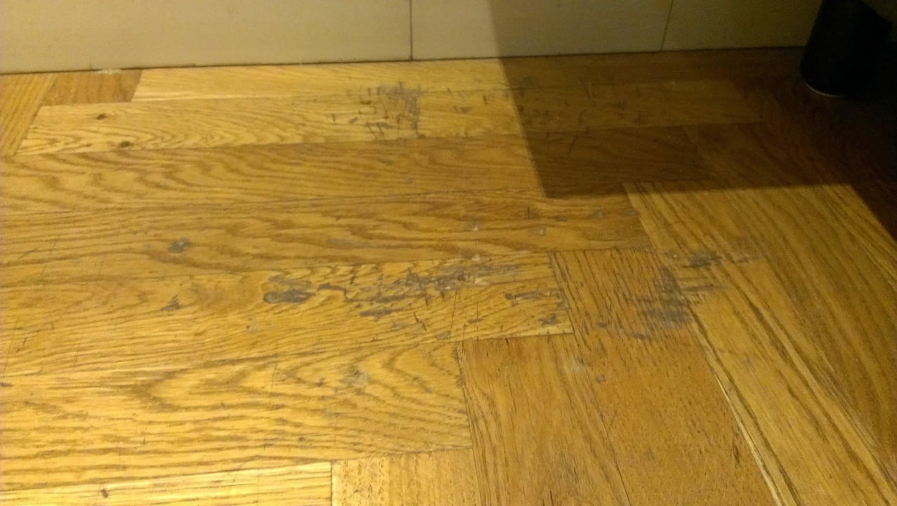 Boden zerkratzt Hotel AMANO