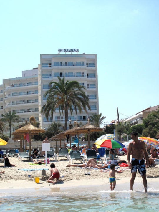 Blick auf das Hotel vom Meer aus Sabina Hotel & Suites