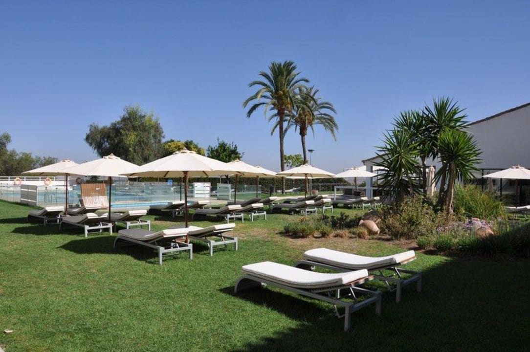 Pool mit Liegen Hotel Parador de Antequera