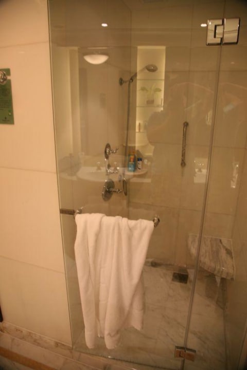 Dusche im Valley Wing Deluxe Shangri-La Singapore