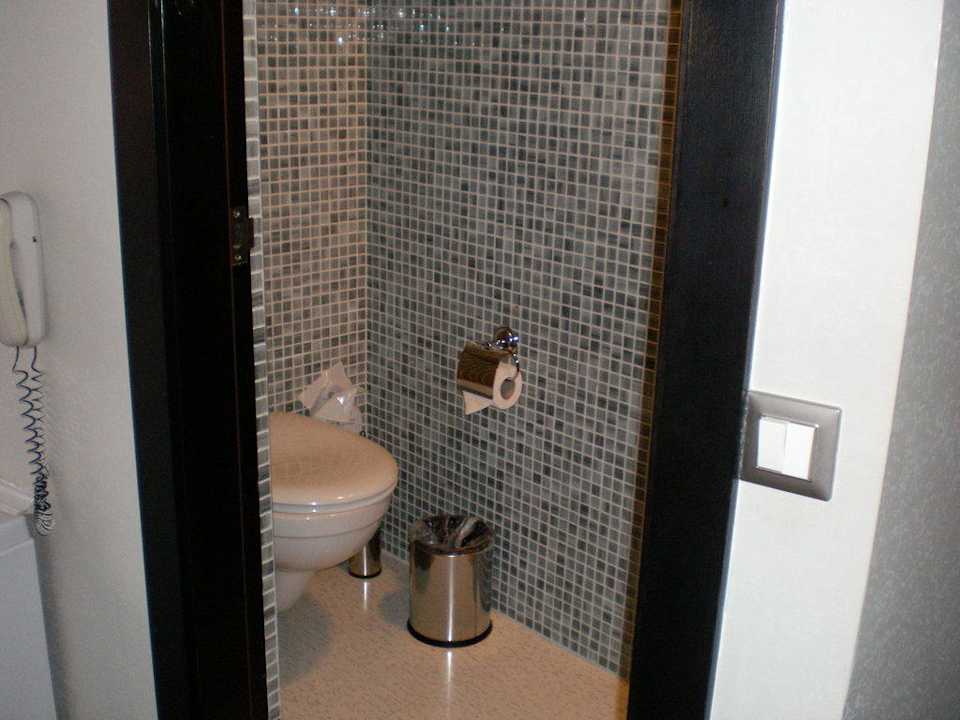 Eine Toilette im Familienzimmer Limak Lara Deluxe Hotel & Resort