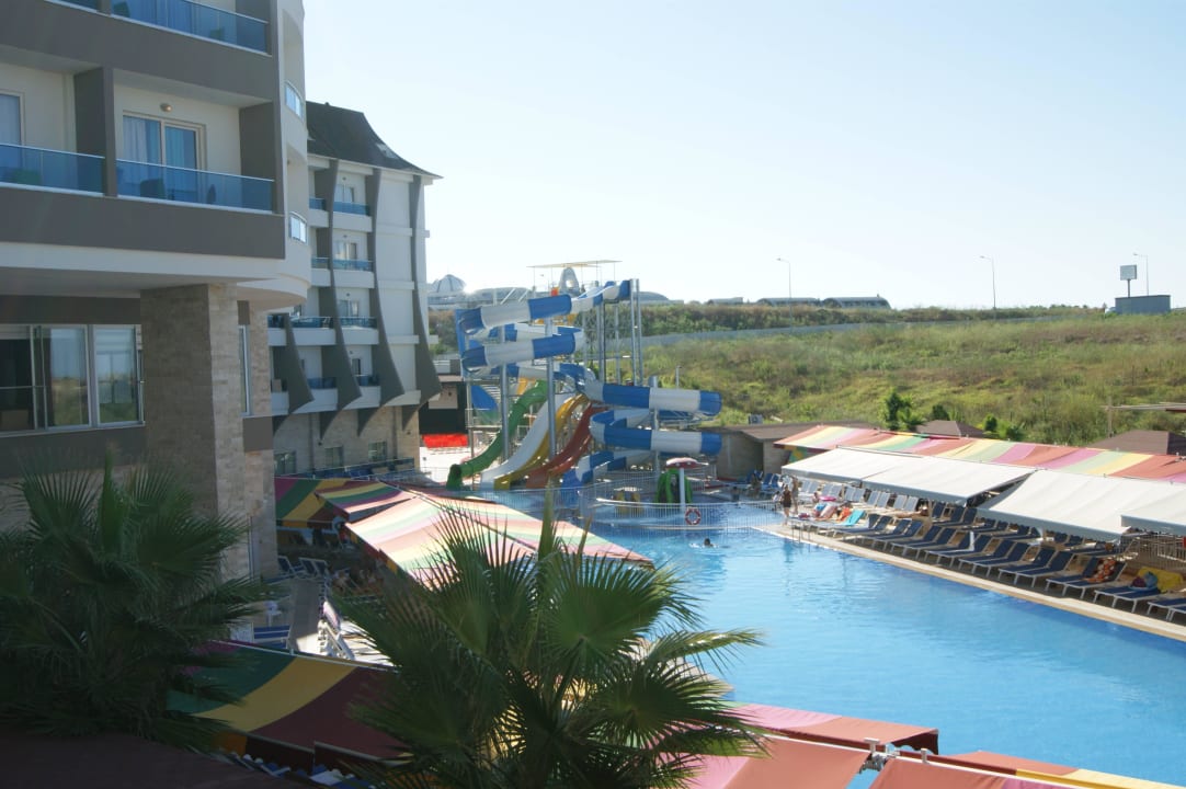 Blick Pool Ramada Resort by Wyndham Side