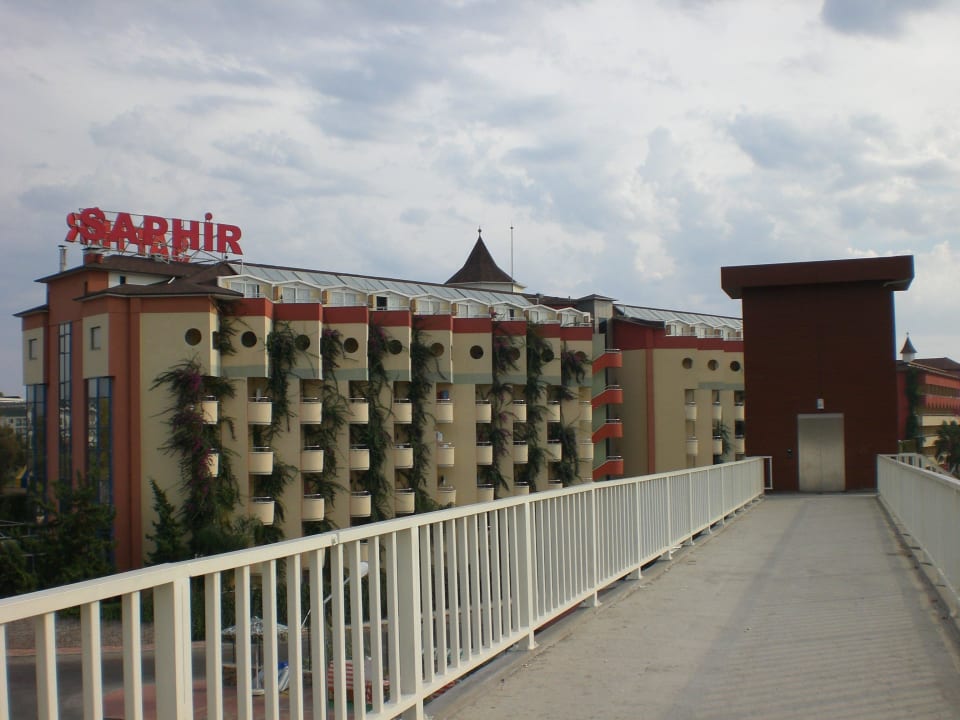 Die Bruecke ueber die man zu den Geschaeften kommt Saphir Hotel & Villas