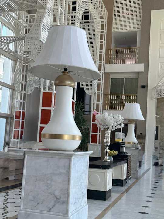 Lobby Well Palace Side