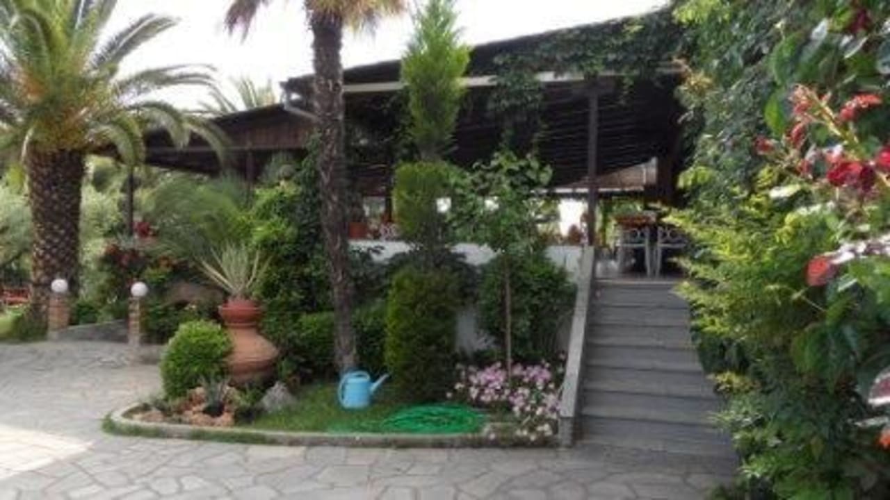 Treppe zur Restaurant-Terrasse Philoxenia Hotel