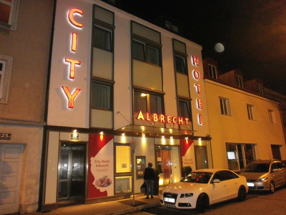 Der Eingang vom City Hotel Albrecht City Hotel Albrecht