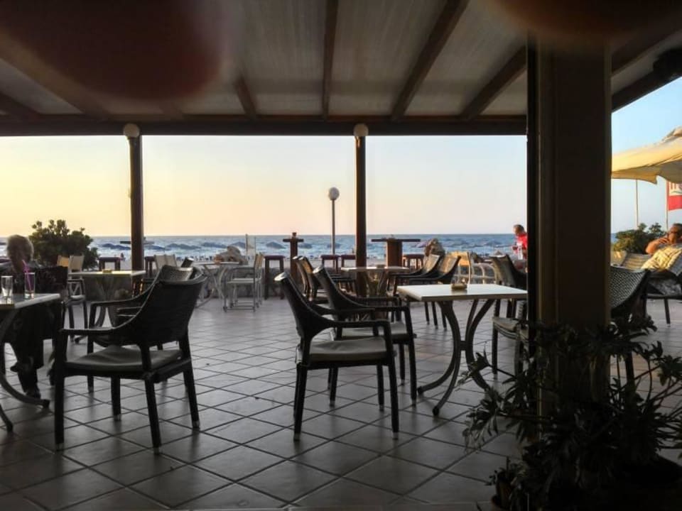 Barbereich, Meer im Hintergrund Hotel Kathrin Beach