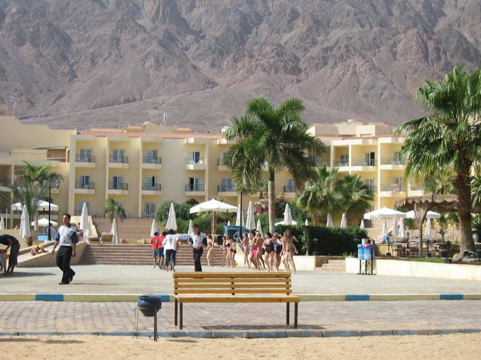 Widok z plaży na hotel La Playa Beach Resort Taba