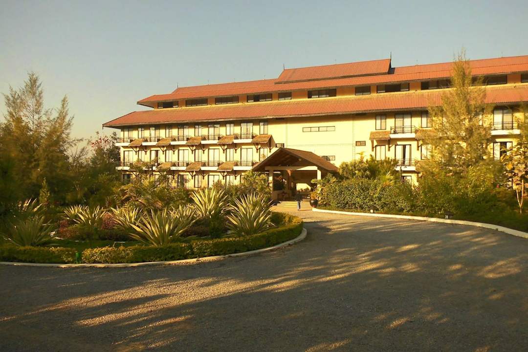 Hintereingang des Hotels von der Straße her. Amata Garden Resort