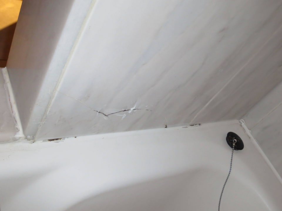 Geplatzte Fliese mit Schimmel Hotel Mariant