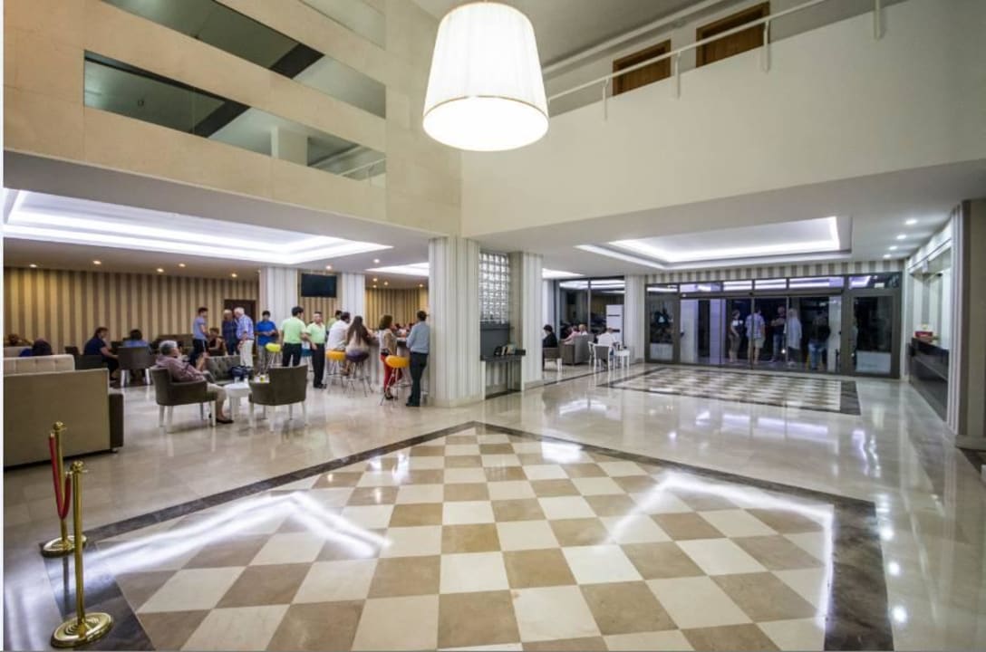 Lobby Hotel Serra Park