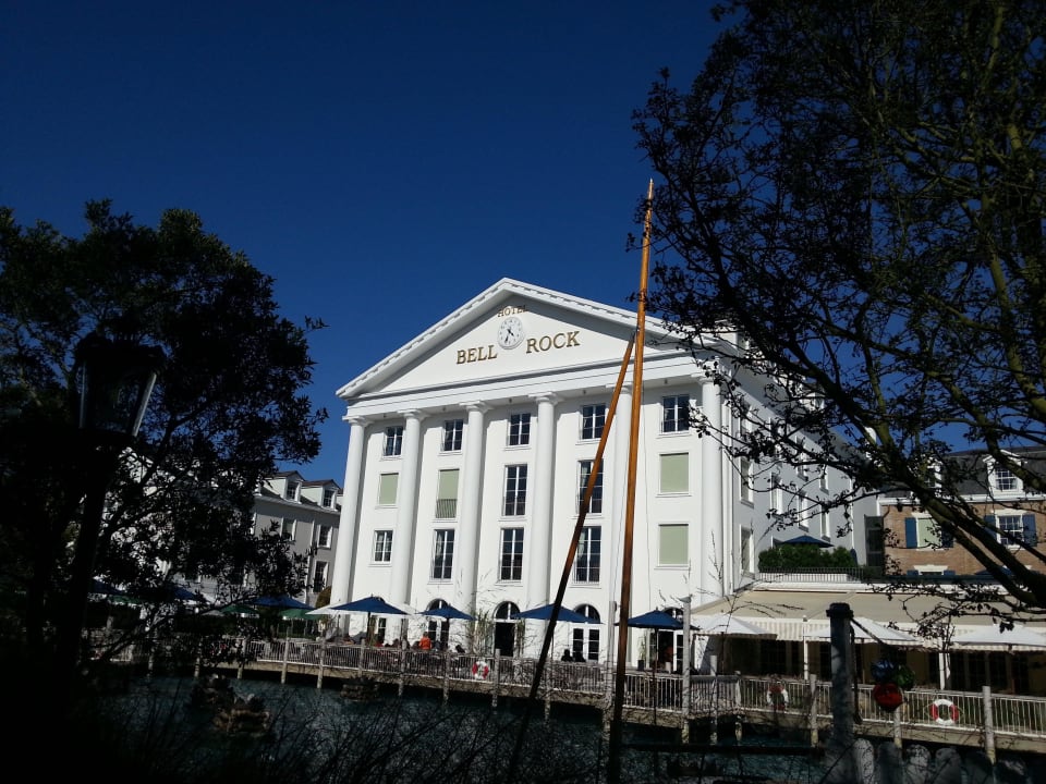 Rückansicht mit Terrasse Hotel Bell Rock Europa-Park