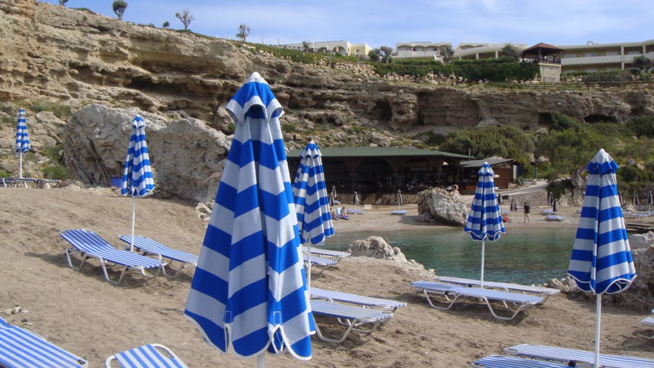 Hotelstrand mit Liegen und Schirmen Hotel Kalithea Horizon Royal