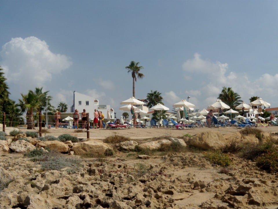 Blick vom Meer auf den Liegebereich Akti Beach Village Resort