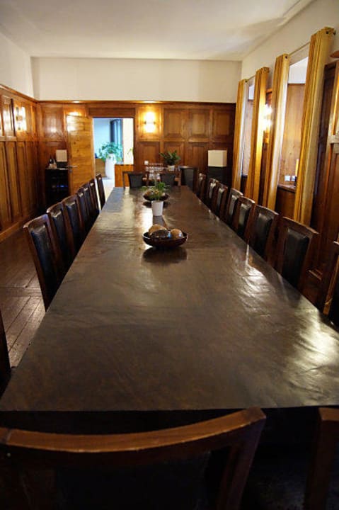 Statt Minibar: Raum mit Klostertisch und Getränke  Hotel Nassauer Hof