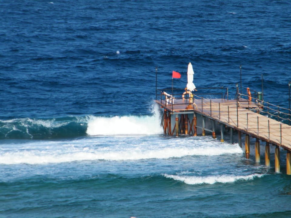 Wellen am Steg Three Corners Sea Beach Resort