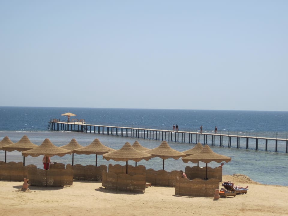 Von der Beach Bar aus zum Meer  Three Corners Happy Life Beach Resort