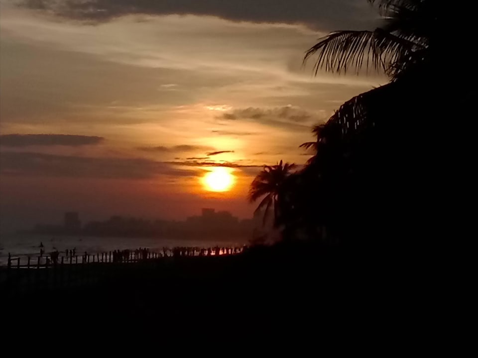 Sonnenuntergang am Strand Hotel Pullman Oceanview Sanya Bay Resort & Spa