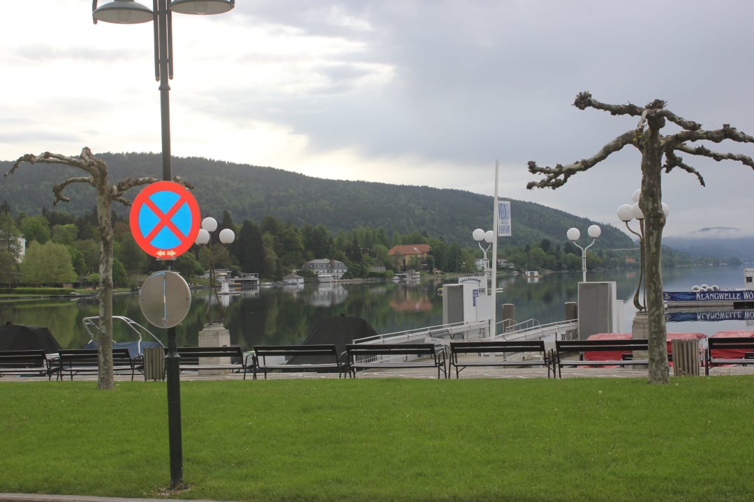 Возле отеля Falkensteiner Schlosshotel Velden