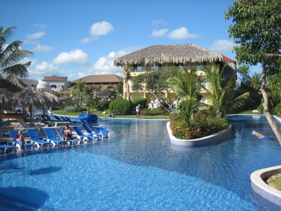 Teil des Pools und Hotel Wyndham Alltra Punta Cana